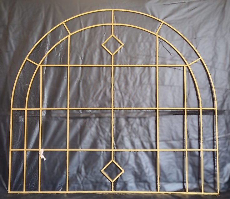 GOLD WINDOWPANE ARCH STAND